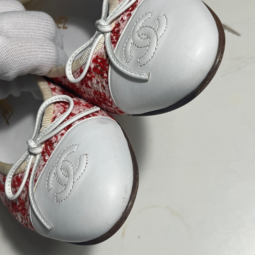 CHANEL Red Tweed & White Leather CC Bow Ballet Flats - Picture 2 of 13